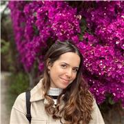 Profesora de inglés imparte clases a niños de todas las edades